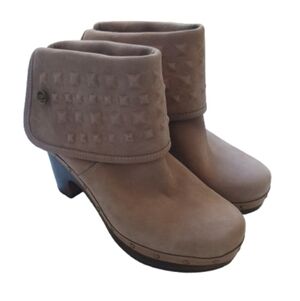 UGG Lynnea Studs clog bootie in a fawn/beige suede Size: 5